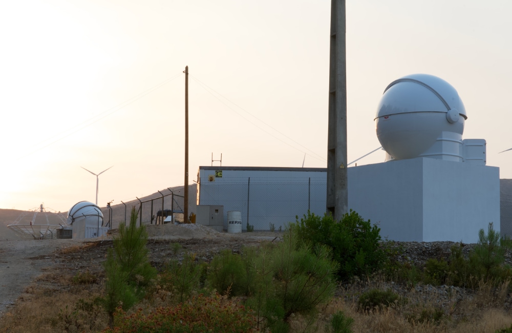 BINO-SSA Observatory Station installata al Pampilhosa da Serra Space Observatory (PASO): alla sinistra il radiotelescopio Radio2Space SPIDER 500A che abbiamo precedentemente installato al PASO; alla destra la BINO-SSA Observatory Station.