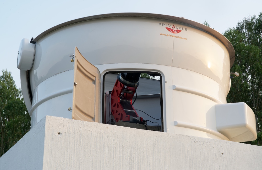 BINO-SSA Observatory Station installata al Pampilhosa da Serra Space Observatory (PASO): la cupola da 3 metri di diametro offre la visuale completa del cielo quando il telescopio viene attivato.