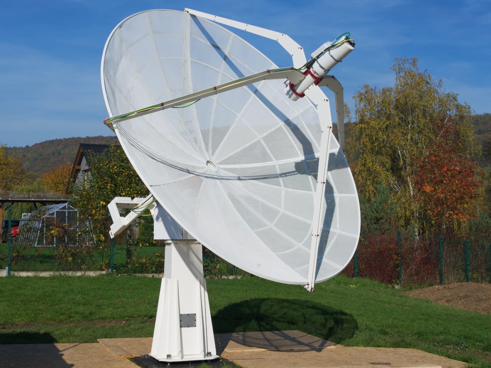 Radiotelescopio SPIDER 300A per radioastronomia installato presso Praga in Repubblica Ceca